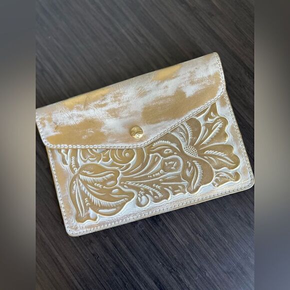 Gold white washed Patricia Nash clutch - Picture 2 of 6